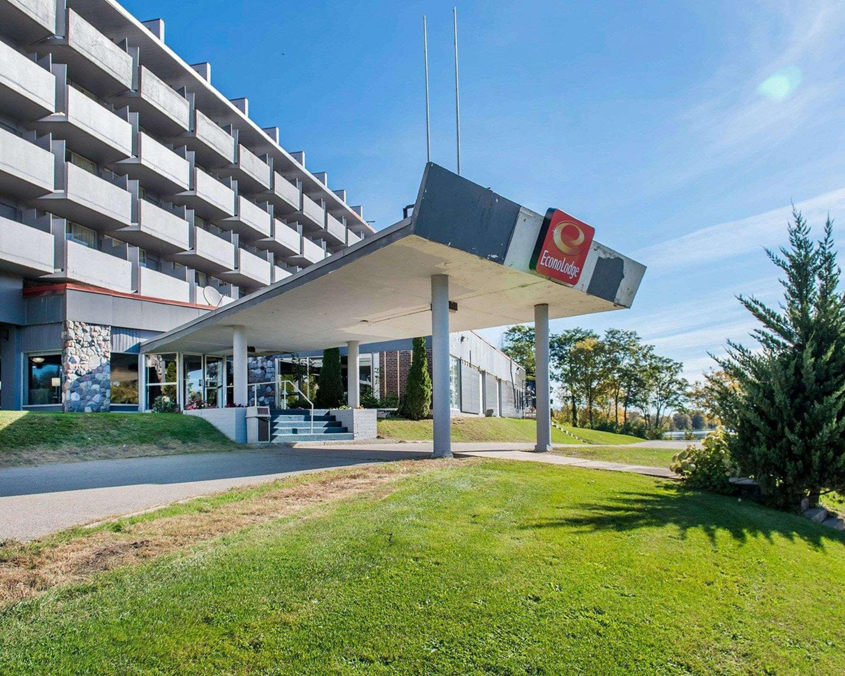 Econo Lodge Smiths Falls Exterior photo