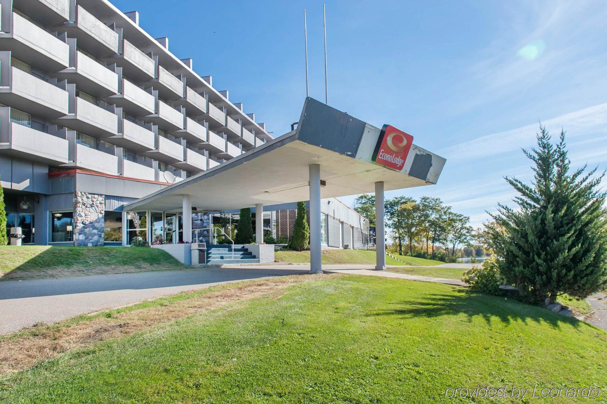 Econo Lodge Smiths Falls Exterior photo
