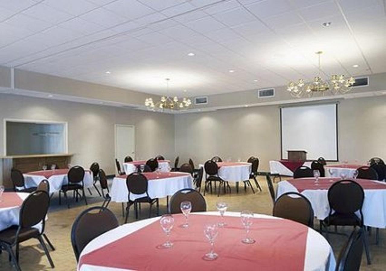 Econo Lodge Smiths Falls Restaurant photo